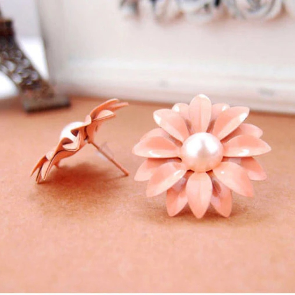 Lovely Daisy Flower Pearl Stud Earrings - Picture 2 of 3